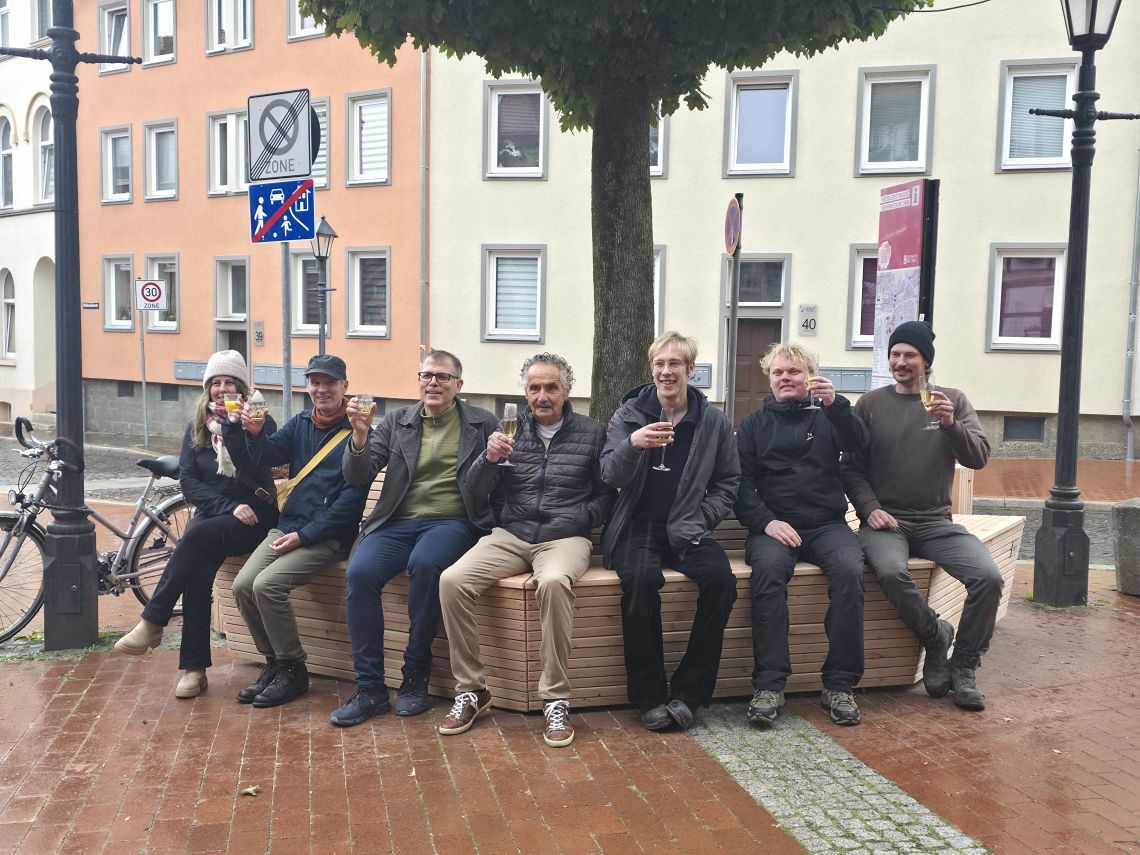 Kurt Lenz (Mitte) und die Unterstützerinnen und Unterstützer bei der Einweihung der neuen Sitzgelegenheit an der Keßlerstraße/Ecke Wollenweberstraße. | &copy; Quartiersmanagement Neustadt Hildesheim
